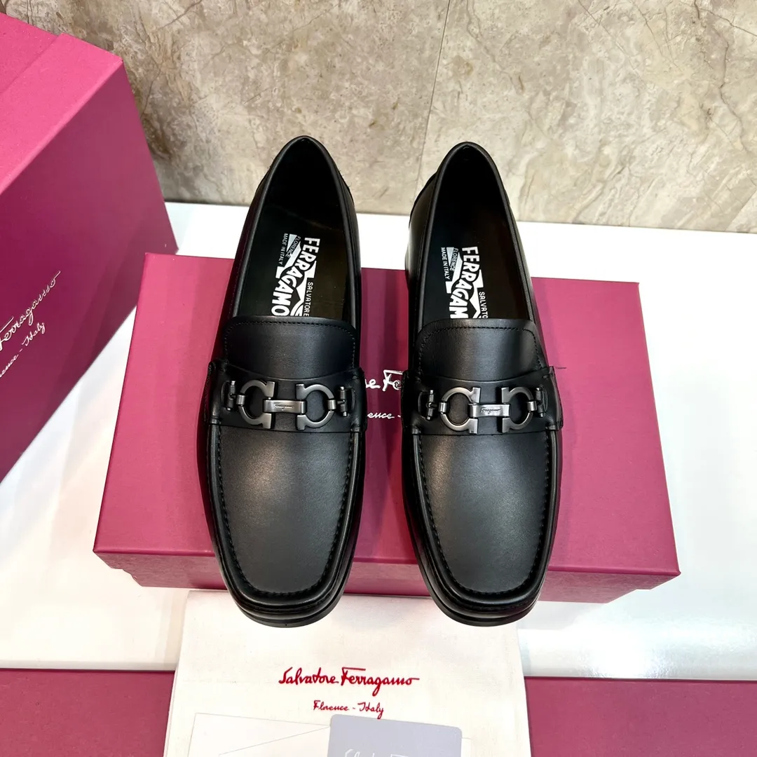 Original quality P780 Brand: Ferragamo Standard size: Men's size 39–44 (38.45 can be customized) Grade: Same style as the official website High-quality men's shoes Material: Customized first-layer calfskin with water-dyed cowhide lining Cowhide tiptoe Original non-slip and wear-resistant rubber outsole Style category: Men's formal business leather shoes are young and fashionable European and American trends British style Casual matching and comfortable feet Color: actual picture